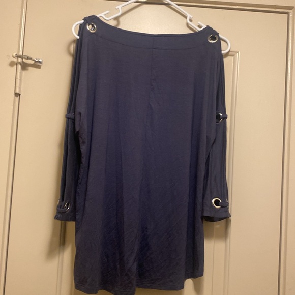 NWOT!  Very pretty bluish Cable and Gauge casual blouse! - Picture 4 of 5